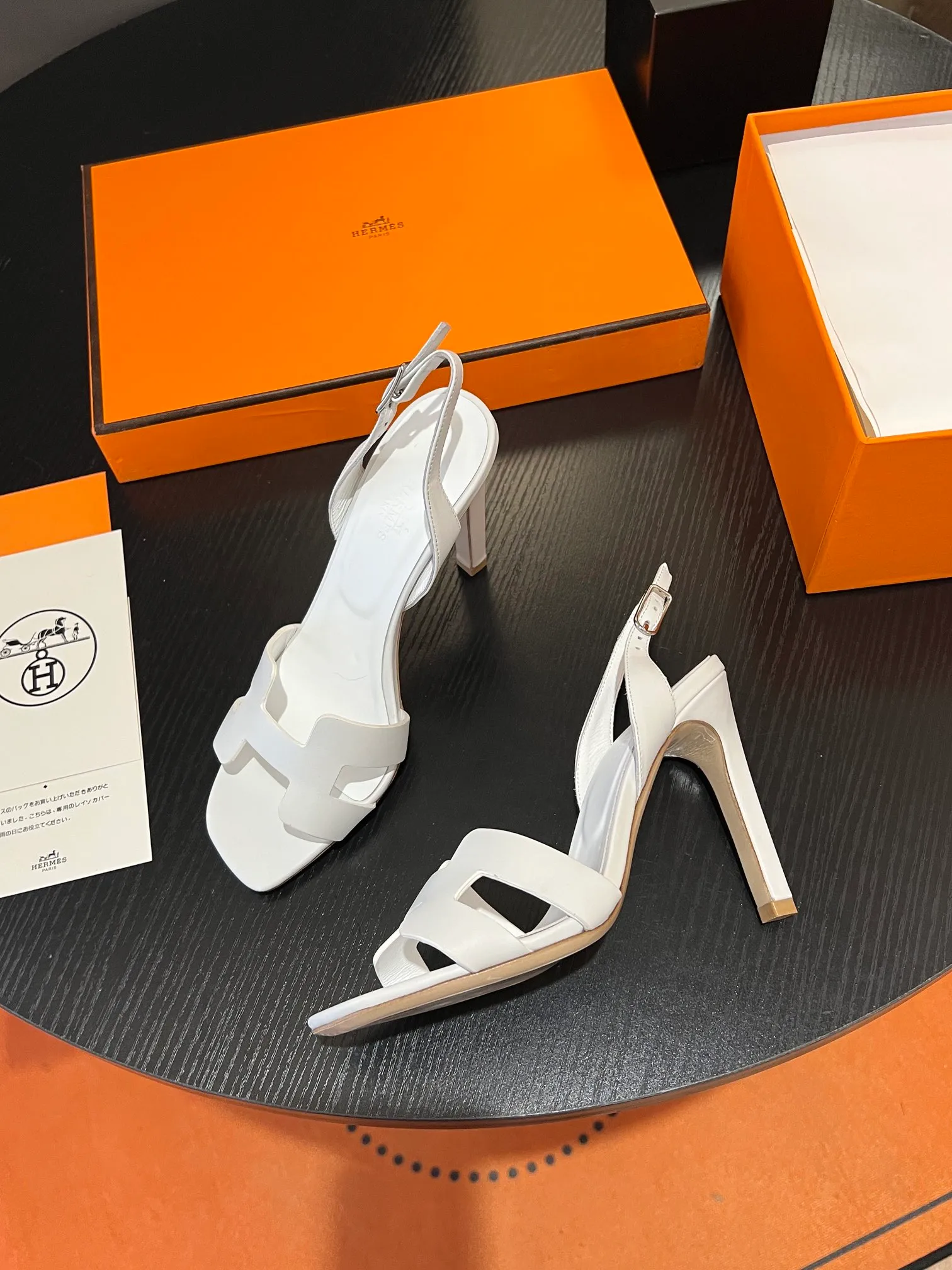 👟👟Ex-factory price 600👟👟Hermès 2023 high-heeled temperament sandals original customization! Counter synchronization! Hermès high heels have always been simple, fashionable and elegant! ! ! It can hold any style of wear, the height of 10.5cm is easy to control, and the feet feel comfortable and pressure-free! The classic and elegant style brings a sense of luxury to your feet! Highly recommended Material: Upper imported calfskin + mixed sheepskin lining Outsole: Italian genuine leather sole Size: 34-42 (34.41.42 customization is non-returnable and non-exchangeable)